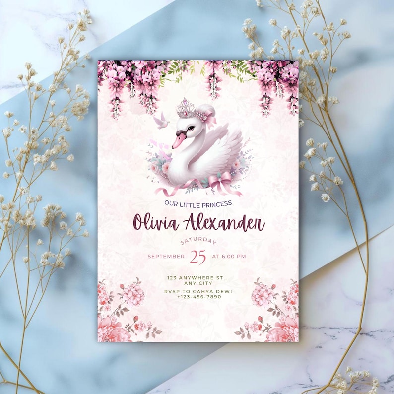 K&ouml;nnte beinhalten: Eine hellrosa Einladungskarte mit einer Schwan-Illustration. Der Schwan tr&auml;gt eine Krone und ist von Blumen umgeben. Der Text lautet "OUR LITTLE PRINCESS Olivia Alexander SAMSTAG 25. SEPTEMBER UM 18:00 UHR".