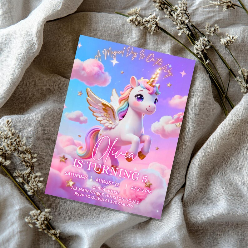 K&ouml;nnte beinhalten: Eine farbenfrohe Einladungskarte mit einem Cartoon-Einhorn, einer Regenbogenm&auml;hne und Fl&uuml;geln, vor einem vertr&auml;umten Himmel mit Wolken. Die Karte tr&auml;gt die Aufschrift "Olivia wird 5" mit Veranstaltungsdetails. Das Thema ist eine Geburtstagsparty.