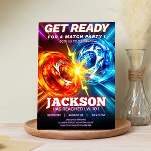 Puede incluir: Una vibrante invitaci&oacute;n para una fiesta de partidos, con un dise&ntilde;o din&aacute;mico con peonzas rojas y azules. El texto dice "GET READY FOR A MATCH PARTY!" y "JACKSON HAS REACHED LVL 10!" con detalles del evento.