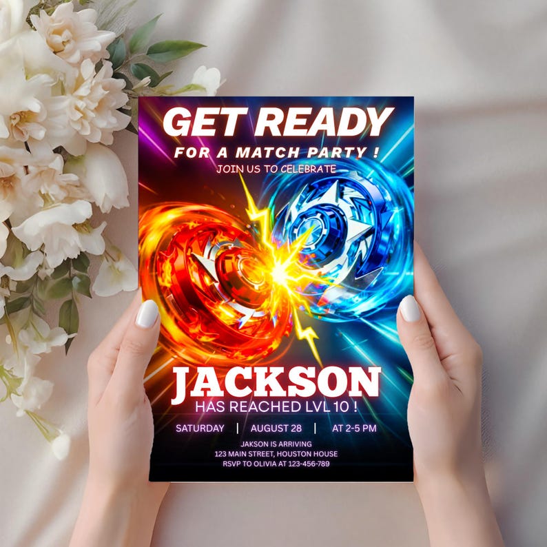 Puede incluir: Una invitaci&oacute;n de fiesta sostenida por manos, con el texto "GET READY FOR A MATCH PARTY!" y "JACKSON HAS REACHED LVL 10!". El dise&ntilde;o incluye un gr&aacute;fico rojo y azul con efectos de rel&aacute;mpagos, y detalles del evento.