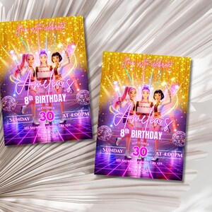 Puede incluir: Dos invitaciones de cumplea&ntilde;os con un dise&ntilde;o vibrante. Las invitaciones presentan tres figuras animadas, el texto "8&ordm; Cumplea&ntilde;os de Amelia" y los detalles del evento. El fondo tiene una combinaci&oacute;n de colores dorados y morados con bolas de discoteca y fuegos artificiales.