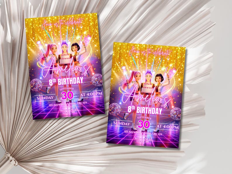 Puede incluir: Dos invitaciones de cumplea&ntilde;os con un dise&ntilde;o vibrante. Las invitaciones presentan tres figuras animadas, el texto "8&ordm; Cumplea&ntilde;os de Amelia" y los detalles del evento. El fondo tiene una combinaci&oacute;n de colores dorados y morados con bolas de discoteca y fuegos artificiales.