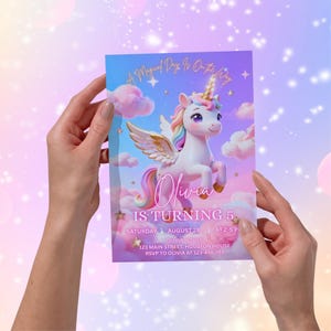 K&ouml;nnte beinhalten: Eine Geburtstagseinladung mit einem Einhorn mit Regenbogenm&auml;hne und Fl&uuml;geln, vor einem pastellfarbenen Himmel mit Wolken und Sternen. Die Einladung lautet "Olivia wird 5".