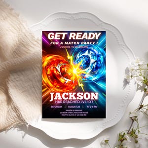 Puede incluir: Una invitaci&oacute;n a una fiesta con el texto "GET READY FOR A MATCH PARTY!" y "JACKSON HAS REACHED LVL 10!" en un dise&ntilde;o colorido. La invitaci&oacute;n presenta dos peonzas, una roja y otra azul, con un rayo en el centro.