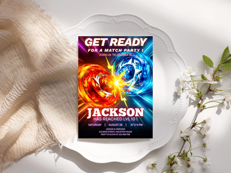 Puede incluir: Una invitaci&oacute;n a una fiesta con el texto "GET READY FOR A MATCH PARTY!" y "JACKSON HAS REACHED LVL 10!" en un dise&ntilde;o colorido. La invitaci&oacute;n presenta dos peonzas, una roja y otra azul, con un rayo en el centro.