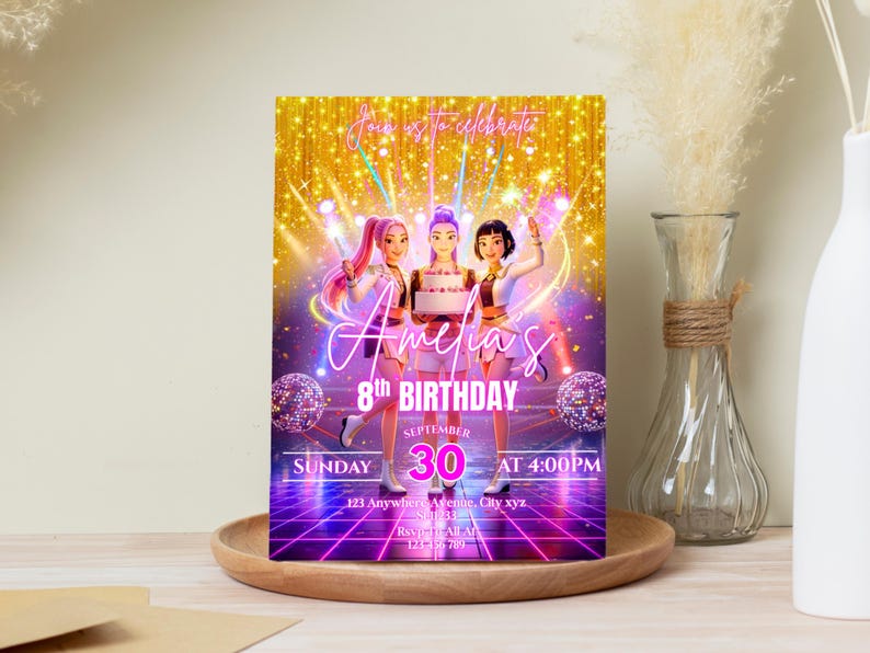 Puede incluir: Una invitaci&oacute;n de cumplea&ntilde;os con tres figuras animadas en un escenario con un fondo dorado. La invitaci&oacute;n dice "8&ordm; Cumplea&ntilde;os de Amelia" con la fecha y la hora. La invitaci&oacute;n est&aacute; en una bandeja de madera.
