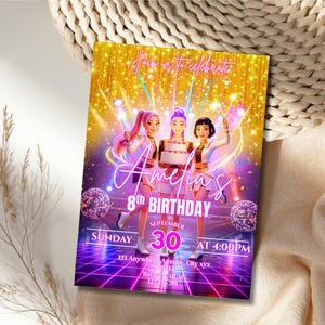 Puede incluir: Una vibrante invitaci&oacute;n de cumplea&ntilde;os con tres chicas animadas de pelo colorido, sosteniendo un pastel y bengalas. La invitaci&oacute;n dice "8&ordm; Cumplea&ntilde;os de Amelia" con detalles del evento en un dise&ntilde;o futurista de ne&oacute;n. El fondo es una deslumbrante exhibici&oacute;n de luces y destellos.