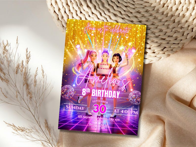 Puede incluir: Una vibrante invitaci&oacute;n de cumplea&ntilde;os con tres chicas animadas de pelo colorido, sosteniendo un pastel y bengalas. La invitaci&oacute;n dice "8&ordm; Cumplea&ntilde;os de Amelia" con detalles del evento en un dise&ntilde;o futurista de ne&oacute;n. El fondo es una deslumbrante exhibici&oacute;n de luces y destellos.