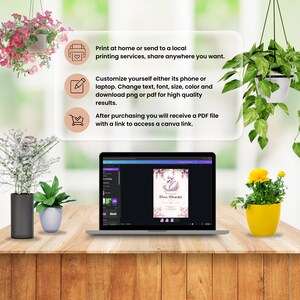 K&ouml;nnte beinhalten: Ein Laptop zeigt eine Hochzeitseinladung mit einer Schwan-Illustration und floralen Akzenten. Der Bildschirm befindet sich auf einem Holztisch, umgeben von Topfpflanzen und h&auml;ngendem Gr&uuml;n. Der Text "Olivia Alexander" ist zu sehen.