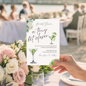 Puede incluir: Una invitación blanca para una despedida de soltera con ilustraciones florales y de cócteles. El texto dice "Bridal Shower, a tiny bit closer". La invitación incluye detalles para bebidas, cena y baile después de la ceremonia, con la dirección del lugar.