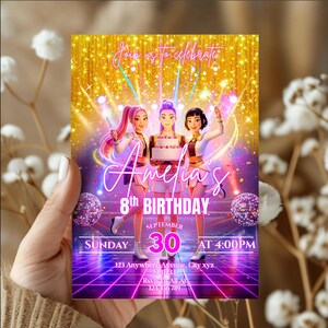 Puede incluir: Una invitaci&oacute;n de cumplea&ntilde;os con un fondo dorado brillante y un primer plano morado y rosa. La invitaci&oacute;n presenta a tres chicas animadas, el texto "Amelia's 8th Birthday" y detalles del evento.
