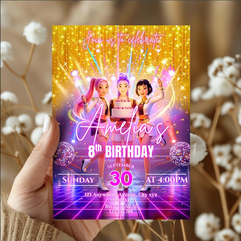 Puede incluir: Una invitaci&oacute;n de cumplea&ntilde;os con un fondo dorado brillante y un primer plano morado y rosa. La invitaci&oacute;n presenta a tres chicas animadas, el texto "Amelia's 8th Birthday" y detalles del evento.