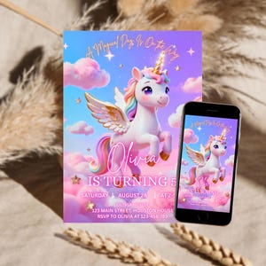 K&ouml;nnte beinhalten: Eine Geburtstagseinladung mit einem Einhorn-Design, das eine Regenbogenm&auml;hne, Fl&uuml;gel und ein Horn aufweist, vor einem pastellfarbenen Himmel mit Wolken. Die Einladung lautet "Olivia wird 5" mit Veranstaltungsdetails. Ein Smartphone zeigt das gleiche Design.