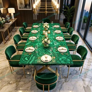 Può includere: Un grande tavolo da pranzo con un piano in malachite verde vibrante, apparecchiato per una cena formale. Il tavolo è circondato da sedie in velluto verde con cornici dorate. L'allestimento comprende piatti bianchi, posate e centrotavola floreali.