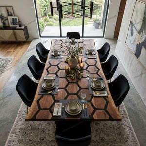 Peut inclure: Une grande table à manger en bois avec un motif en nid d'abeille, prête pour un dîner formel. La table est entourée de chaises en velours noir et ornée de couverts, de bougies et d'une pièce maîtresse florale. La table mesure environ 305 cm de long.