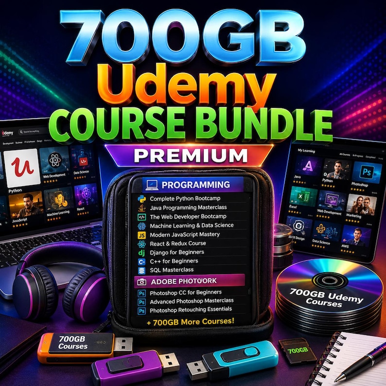 Puede incluir: Un paquete de productos digitales con una colecci&oacute;n de cursos de Udemy de 700 GB. La imagen muestra un estuche central con una lista de cursos de programaci&oacute;n y Adobe Photoshop, rodeado de memorias USB, discos, auriculares y una pantalla.