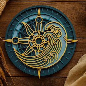 Puede incluir: Una obra de arte mural circular en capas con un diseño de rosa de los vientos y un motivo de olas. La obra utiliza tonos de verde azulado, azul y dorado. La brújula apunta al norte y al oeste. Aproximadamente 25 cm de diámetro.