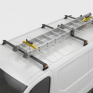 Pode incluir: Uma escada de extensão de metal prateado fixada no teto de uma carrinha branca usando um sistema de rack de teto preto. O suporte possui barras transversais pretas ajustáveis e mecanismos de bloqueio amarelo-brilhante para fixar a escada.