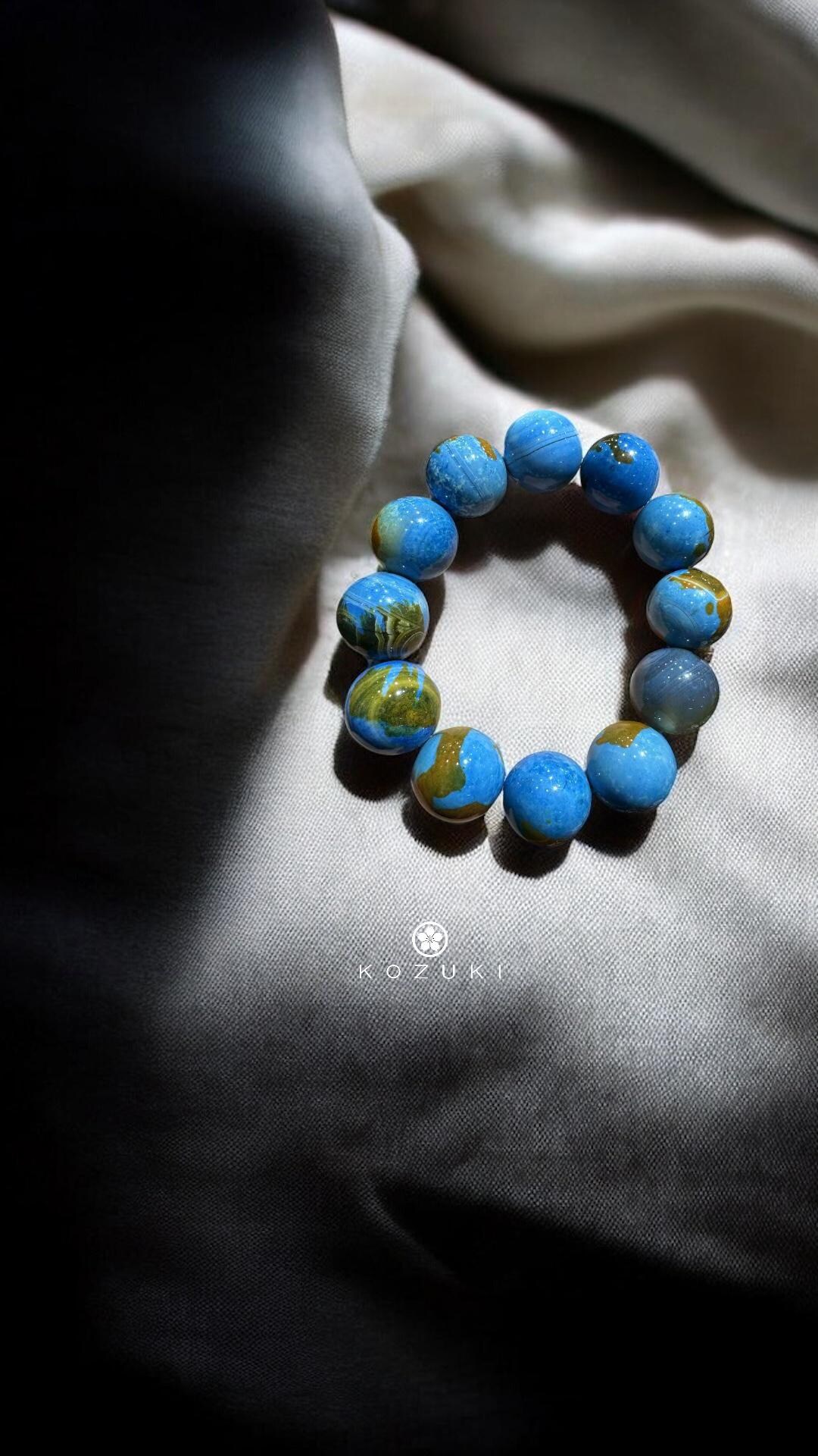 Bracelet Kalypso En Agate Bleue - Perles De 8mm Avec Breloques Marin