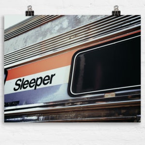 Stampa artistica di un vagone letto del treno Amtrak - Decorazione da parete retrò per camera da letto, arte ferroviaria di metà secolo, decorazione per promemoria del sonno