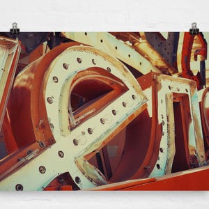Impresión fotográfica vintage de neón naranja y blanco con la letra "E" - Arte mural industrial retro - Decoración urbana rústica - Regalo sin marco