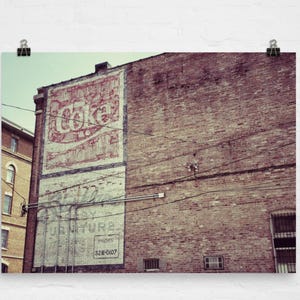 Pubblicità vintage della Coca-Cola dipinta su un vecchio edificio Stampa fotografica - Arte murale rustica vintage lavata - Decorazione americana - Regalo senza cornice
