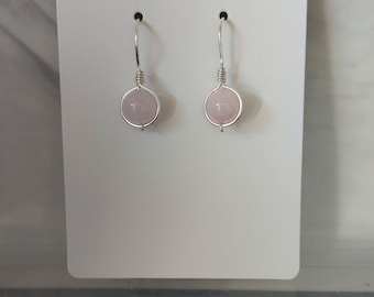 Vari orecchini minimalisti in argento con pietre preziose avvolti su filo