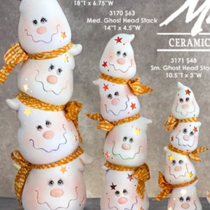 Pode incluir: Uma cole&ccedil;&atilde;o de pilhas de cabe&ccedil;as de fantasmas de cer&acirc;mica em v&aacute;rios tamanhos. Cada fantasma branco tem um rosto sorridente, detalhes de estrelas e um cachecol laranja. A pilha maior tem 45,7 cm de altura e 17,1 cm de largura.