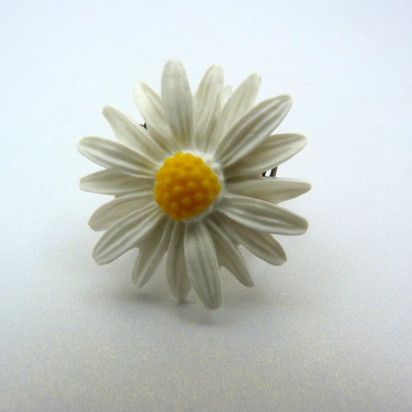 Classic White Daisy Ring