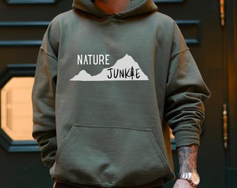 Minimalistische hoodie bergsilhouet: Nature Junkie Apparel