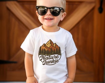 幼児用レトロフォレストTシャツ：アウトドアアドベンチャーシャツ