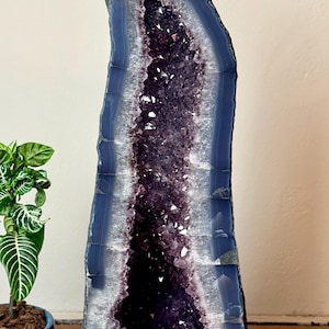 Amethyst-Kathedralen-Geode 74 cm – Blauer Achatrand, Rutil-Einschlüsse, große Spitzen, Brasilien – Bodendekoration