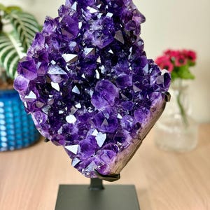 Geoda klastrowa ametystowa klasy Extra Grade na niestandardowym stojaku – Deep Purple Big Points 14,5" – 10,4 funta