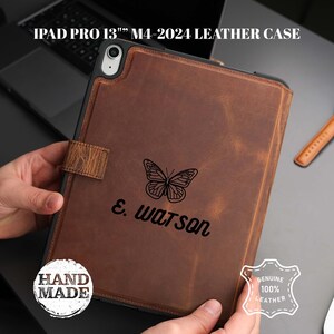 May include: Brown leather iPad Pro 13" M4-2024 case featuring a butterfly design and the name "E. Watson". The case is handmade and made of genuine leather. The case has a magnetic closure.