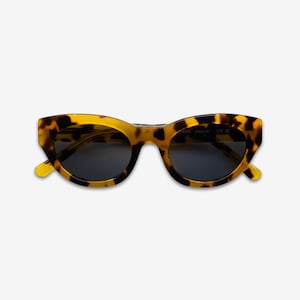 Amber Tortoiseshell Cat Eye Sunglasses | Polarized UV400 Acetate Frame | Sunglasses for women | Solairo 751 Light Havana/Smoke Grey