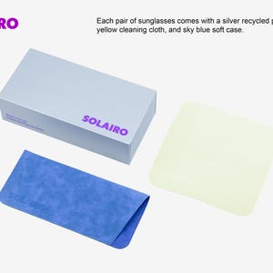 Puede incluir: Una caja gris claro, una funda suave azul cielo y un pa&ntilde;o de limpieza amarillo se muestran sobre un fondo blanco. La palabra "SOLAIRO" est&aacute; impresa en morado en la caja y la funda. El texto de la caja dice "SOLAIRO".