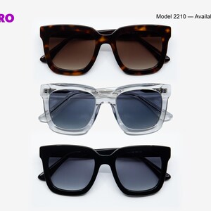 Puede incluir: Se muestran tres pares de gafas de sol sobre un fondo blanco. El par superior tiene una montura carey con lentes marrones. El par del medio tiene una montura transparente con lentes azules. El par inferior tiene una montura negra con lentes azules.