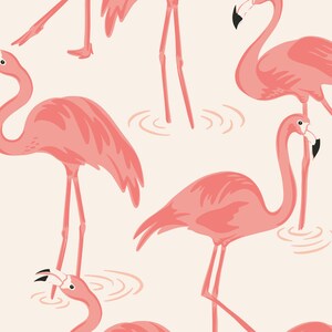 Op de afbeelding: Een naadloos patroon met roze flamingo's die in een waterpartij staan. De flamingo's zijn gestileerd, cartoonachtig afgebeeld, met lange nek en poten. De achtergrond is lichtbeige.