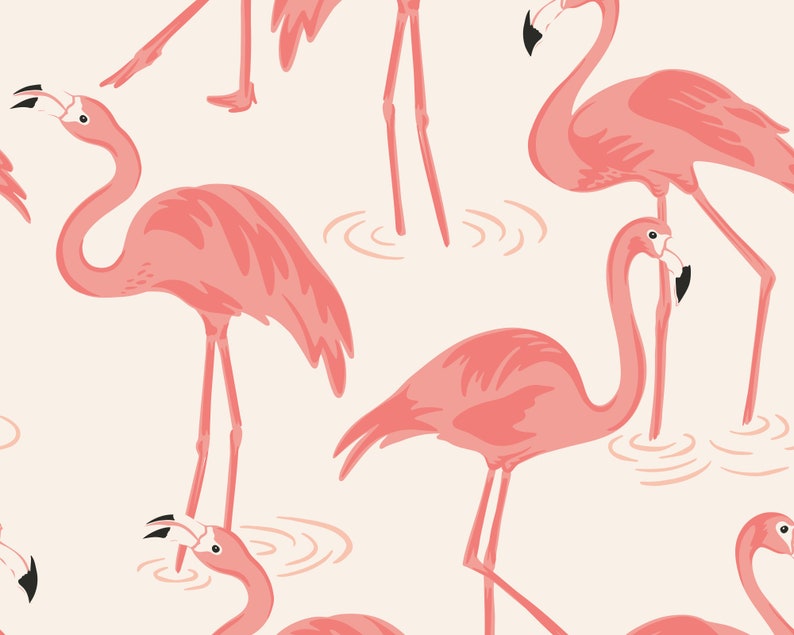 Op de afbeelding: Een naadloos patroon met roze flamingo's die in een waterpartij staan. De flamingo's zijn gestileerd, cartoonachtig afgebeeld, met lange nek en poten. De achtergrond is lichtbeige.