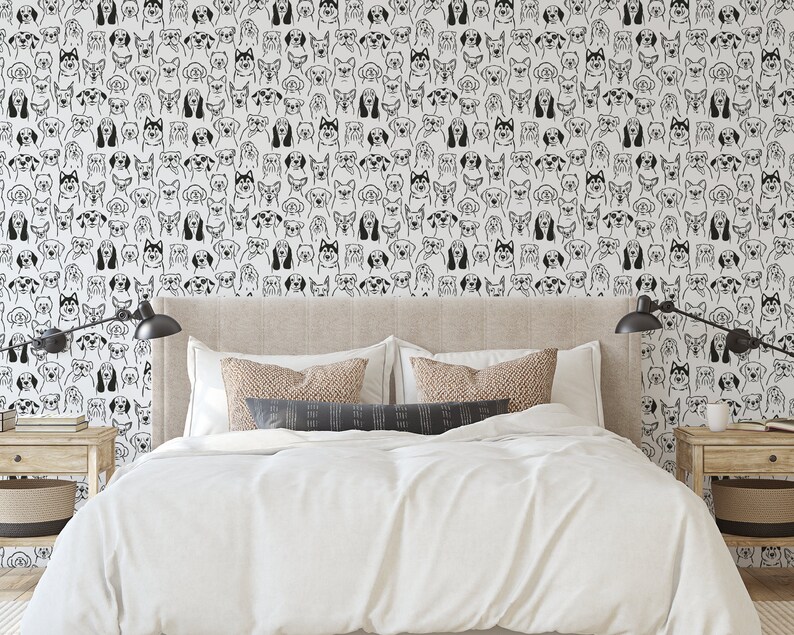 Pode incluir: Um quarto branco com uma cama e duas mesas de cabeceira. As paredes s&atilde;o cobertas com um papel de parede preto e branco com um padr&atilde;o repetitivo de rostos de c&atilde;es.