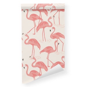 Op de afbeelding: Een naadloos patroon met roze flamingo's op een cr&egrave;mekleurige achtergrond. De flamingo's worden afgebeeld in verschillende poses, met hun lange nek en benen uitgestrekt. Het patroon is perfect om elke kamer een vleugje tropische flair te geven.