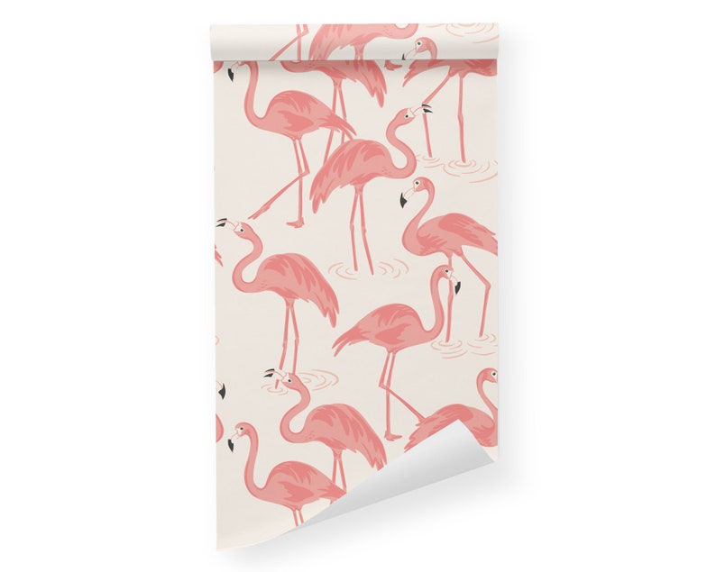 Op de afbeelding: Een naadloos patroon met roze flamingo's op een cr&egrave;mekleurige achtergrond. De flamingo's worden afgebeeld in verschillende poses, met hun lange nek en benen uitgestrekt. Het patroon is perfect om elke kamer een vleugje tropische flair te geven.