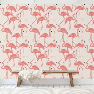 Op de afbeelding: Een roze flamingo behangpatroon met een witte achtergrond. Het behang heeft een herhalend patroon van roze flamingo's die in het water staan.