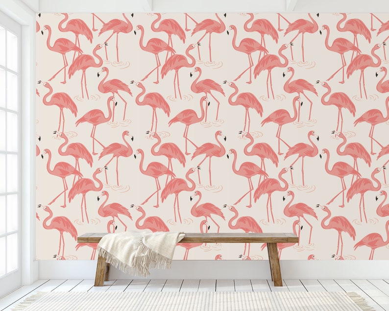 Op de afbeelding: Een roze flamingo behangpatroon met een witte achtergrond. Het behang heeft een herhalend patroon van roze flamingo's die in het water staan.