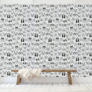 Pode incluir: Papel de parede preto e branco com um padr&atilde;o repetido de rostos de c&atilde;es. O papel de parede &eacute; mostrado em uma sala com um banco de madeira e um tapete branco.