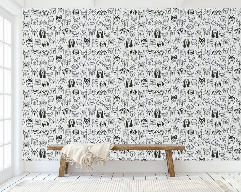 Pode incluir: Papel de parede preto e branco com um padr&atilde;o repetido de rostos de c&atilde;es. O papel de parede &eacute; mostrado em uma sala com um banco de madeira e um tapete branco.