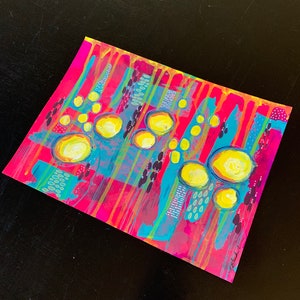 K&ouml;nnte beinhalten: Abstraktes Gem&auml;lde mit leuchtenden Farben, darunter Pink, Gelb, Blau und Gr&uuml;n. Das Gem&auml;lde zeigt eine Vielzahl von Formen, darunter Kreise, Linien und Punkte. Die Unterschrift des K&uuml;nstlers ist in der rechten unteren Ecke sichtbar.