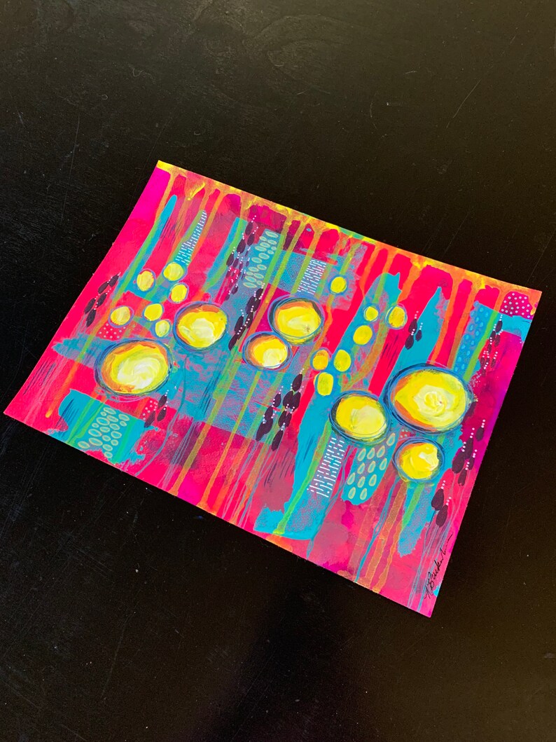K&ouml;nnte beinhalten: Abstraktes Gem&auml;lde mit leuchtenden Farben, darunter Pink, Gelb, Blau und Gr&uuml;n. Das Gem&auml;lde zeigt eine Vielzahl von Formen, darunter Kreise, Linien und Punkte. Die Unterschrift des K&uuml;nstlers ist in der rechten unteren Ecke sichtbar.