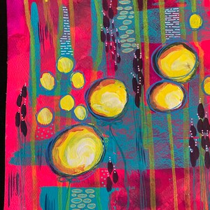 K&ouml;nnte beinhalten: Abstraktes Gem&auml;lde in leuchtenden Farben wie Gelb, Pink, Blau und Gr&uuml;n. Das Gem&auml;lde zeigt eine Vielzahl von Formen und Texturen, darunter Kreise, Linien und Punkte.