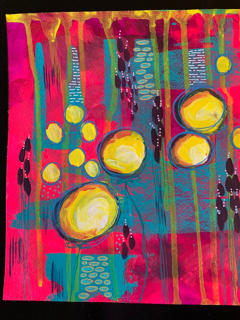 K&ouml;nnte beinhalten: Abstraktes Gem&auml;lde in leuchtenden Farben wie Gelb, Pink, Blau und Gr&uuml;n. Das Gem&auml;lde zeigt eine Vielzahl von Formen und Texturen, darunter Kreise, Linien und Punkte.